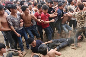 Coi thường chỉ đạo của Bộ VH,TT và DL, lễ hội vẫn rất "nóng" Coi thường chỉ đạo của Bộ VH,TT và DL, lễ hội vẫn rất "nóng"