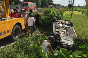 Nam Định: Ô tô bị tàu hỏa đâm trực diện, 2 người bị thương