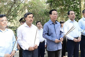 Chủ tịch nước Võ Văn Thưởng dâng hương, dâng hoa tưởng nhớ Chủ tịch Hồ Chí Minh tại Lán Nà Nưa