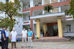 Bệnh nhân COVID-19 ra ngân hàng giao dịch, 19 trường hợp F1 bị cách ly tập trung