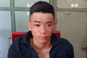 Bị vây bắt, điên cuồng đâm kim tiêm vào công an