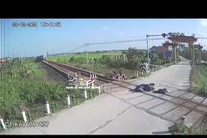 Clip: Kinh hoàng cảnh người đàn ông thoát chết trong gang tấc trên đường ray tảu hoả