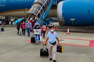 Khóc thét với giá vé máy bay sau Tết: Chỉ còn hạng sang, 8-10 triệu đồng/vé