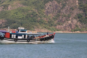 Những chuyến tàu vượt biển “chở Tết” ra đảo Cù Lao Xanh