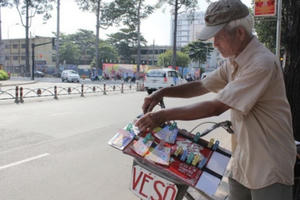 Hàng nghìn người bán vé số được tặng bảo hiểm sức khoẻ Hàng nghìn người bán vé số được tặng bảo hiểm sức khoẻ