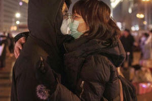 Lễ tình nhân: Các cặp đôi hôn nhau thế nào giữa đại dịch Covid-19?