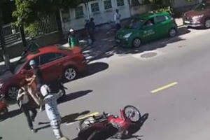 Xôn xao trước hành động xô đẩy nam sinh sau va chạm của người đàn ông ngoại quốc