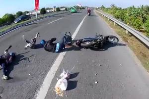 Clip: Phẫn nộ cặp đôi đi SH gây tai nạn cho cả gia đình rồi bỏ chạy