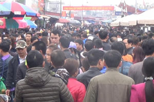 Dòng người tấp nập đổ về chợ “mua may, bán rủi”