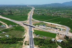 Xe đã lăn bánh trên cao tốc, vì sao người dân tỉnh Bình Thuận vẫn "bức xúc"