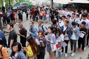 Thấy gì từ chuyện giới trẻ săn vé xem thần tượng