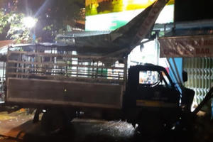 Kon Tum: Xe tải mất lái đâm vào hai mẹ con khiến người dân hoảng loạn Kon Tum: Xe tải mất lái đâm vào hai mẹ con khiến người dân hoảng loạn