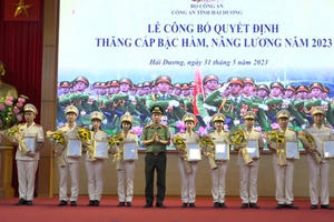 Hơn 1.000 cán bộ, chiến sĩ công an tỉnh Hải Dương được thăng cấp bậc hàm, nâng lương