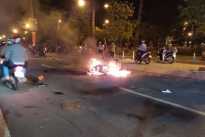 Tông vào dải phân cách, xe máy bốc cháy trơ khung Tông vào dải phân cách, xe máy bốc cháy trơ khung