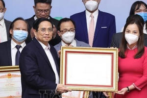 Tặng bằng khen của Thủ tướng cho 138 cá nhân xuất sắc trong phòng, chống dịch COVID-19