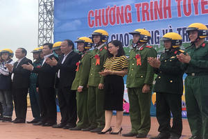 Ứng dụng gọi xe “Be” trao tặng mũ bảo hiểm cho chiến sĩ và người dân Ứng dụng gọi xe “Be” trao tặng mũ bảo hiểm cho chiến sĩ và người dân