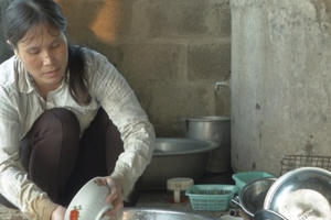 Đôi vợ chồng nghèo rửa bát thuê cho con được đến trường