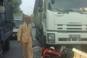 Hà Nội: Xe máy va chạm với ô tô tải, hai người thương vong