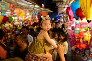 Nghìn người vui chơi trung thu ở phố lồng đèn Sài Gòn