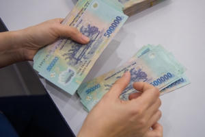 Nhân viên ngân hàng nhẹ đầu vì "ế khách" đổi tiền mới ngày Tết