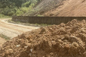 Sau tiếng nổ lớn, hàng nghìn khối đất đổ ập xuống chia cắt đường khu du lịch