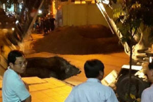 Quảng Ninh: Xuất hiện hố tử thần “nuốt trọn” hai xe máy và một người dân