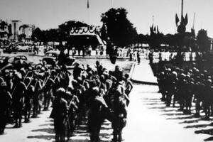 Hai cô gái kéo cờ tại Ba Đình ngày 2/9/1945