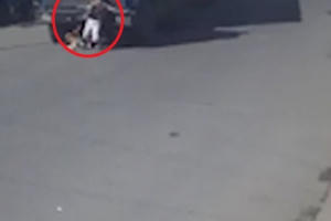 Clip: Sang đường bất cẩn, một phụ nữ đi xe đạp bị container cuốn vào gầm