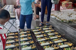 Những suất cơm thiện nguyện mang yêu thương, san sẻ khó khăn cho người dân ở khu cách ly