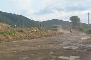 Đá rơi từ xe tải đè trúng ô tô du lịch, 2 du khách thương vong