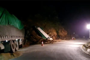 Xe chở gỗ mất lái khiến 3 người thương vong