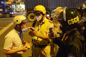 Hàng loạt 'ma men' bị thổi nồng độ cồn, uống 1 lon bia bị phạt tiền triệu