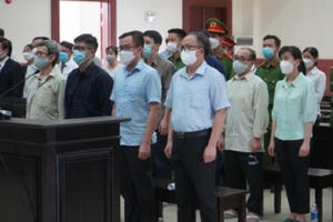 Hoãn phiên xử ông Tất Thành Cang do một bị cáo nhiễm Covid-19