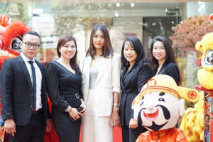 Lan Khuê diện vest trắng thanh lịch thu hút mọi sự chú ý trong ngày khai trương