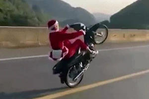 Bốc đầu xe máy, “ông già Noel” bị xử lý thế nào?