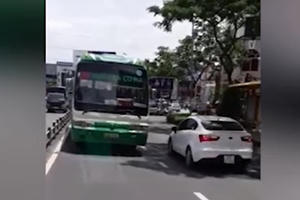 Đình chỉ tài xế xe buýt nghênh ngang chạy ngược chiều trên phố Sài Gòn