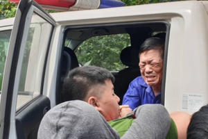 Trùm bảo kê chợ Long Biên Hưng "kính" khóc nức nở như đứa trẻ khi gặp người thân