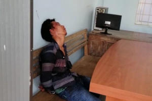 Đối tượng nghiện ma túy cầm dao xông vào trụ sở đâm công an viên Đối tượng nghiện ma túy cầm dao xông vào trụ sở đâm công an viên