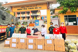 Ấm áp nghĩa tình từ hàng nghìn túi quà tặng của tỉnh Bình Phước