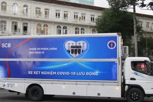 Xe xét nghiệm lấy khoảng 3.000 mẫu Covid-19 mỗi ngày bên trong có gì?