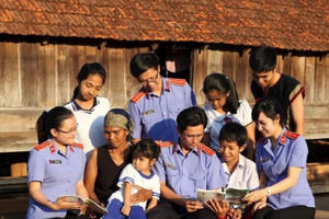 Khi cả hệ thống chính trị tuyên truyền, phổ biến giáo dục pháp luật đến người dân Khi cả hệ thống chính trị tuyên truyền, phổ biến giáo dục pháp luật đến người dân