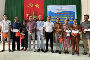 Báo Pháp luật Việt Nam trao gần 300 triệu đồng hỗ trợ người dân vùng lũ TP Huế