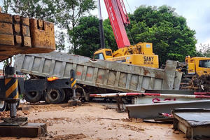 Vụ sập cầu Phong Châu: Phát hiện một nạn nhân trong xe đầu kéo