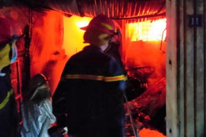 Clip: Giây phút nghẹt thở trong đêm lính cứu hỏa cứu 3 người gặp nguy hiểm trong biển lửa