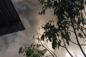 Clip: Lửa bốc cháy dữ dội trong Khu công nghiệp Quế Võ