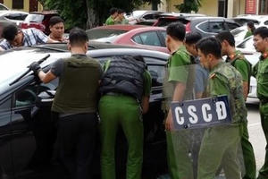 Mang dao lái ô tô vào trụ sở công an đòi chém cán bộ, chiến sĩ