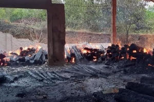 Bà chủ ngất xỉu tại chỗ khi nhìn kho gỗ quý trị giá hàng tỷ đồng cháy thành than