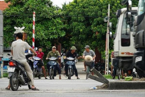 Cận cảnh 'bẫy tử thần' trên QL5 là nguy cơ tai nạn chết người