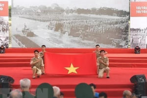 Tái hiện Lễ chào cờ lịch sử trong Ngày Giải phóng Thủ đô Tái hiện Lễ chào cờ lịch sử trong Ngày Giải phóng Thủ đô