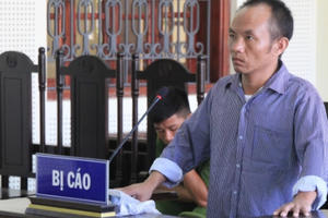 Buôn “hàng trắng” giắt lưng thêm súng, lựu đạn để “phòng thân”